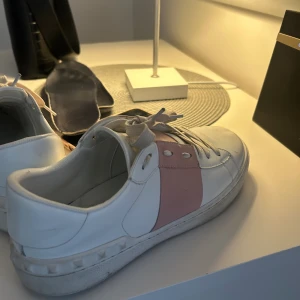 Valentino skor  - Säljer mina Valentinos för att jag har tröttnat på dem. Dom är i väldigt bra skick och har inga skador