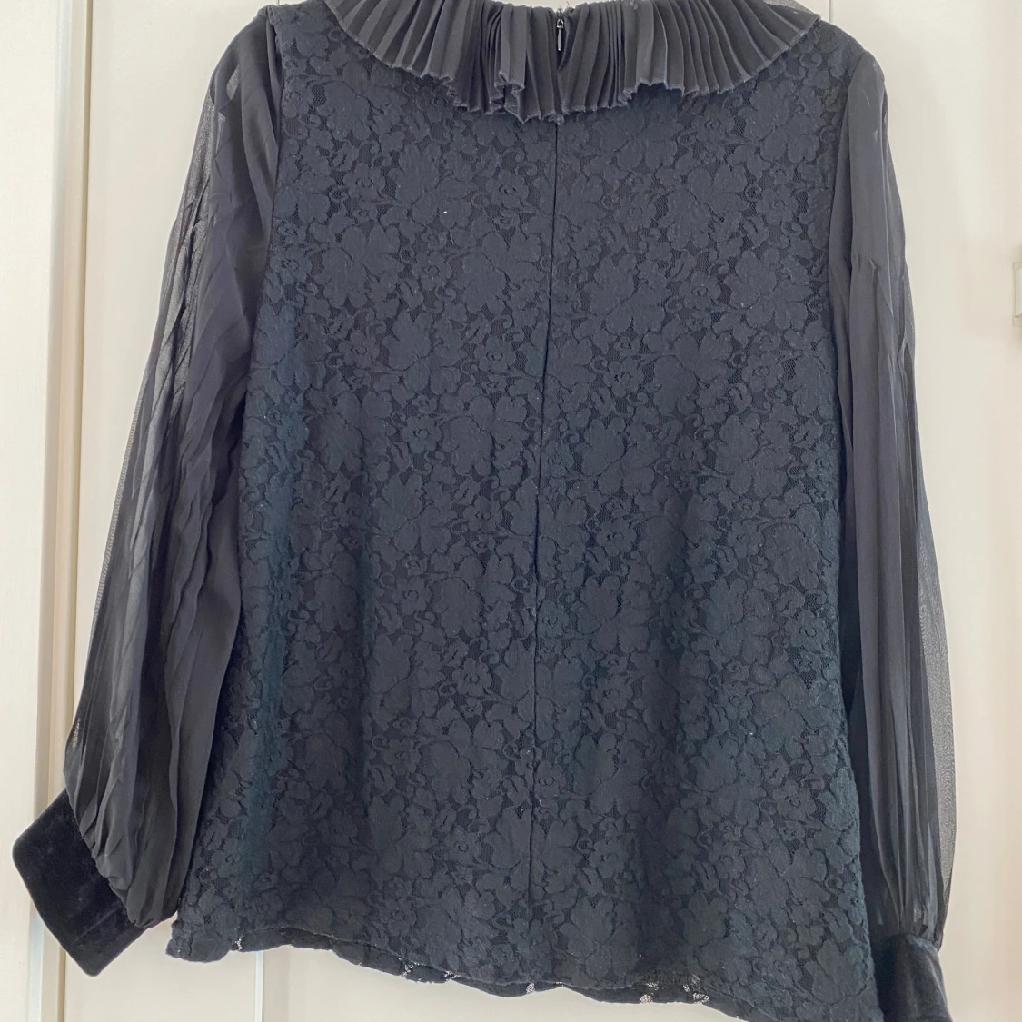 Svart blus med spets och genomskinliga ärmar och krage i strl 40 fr Ane Mone - 90