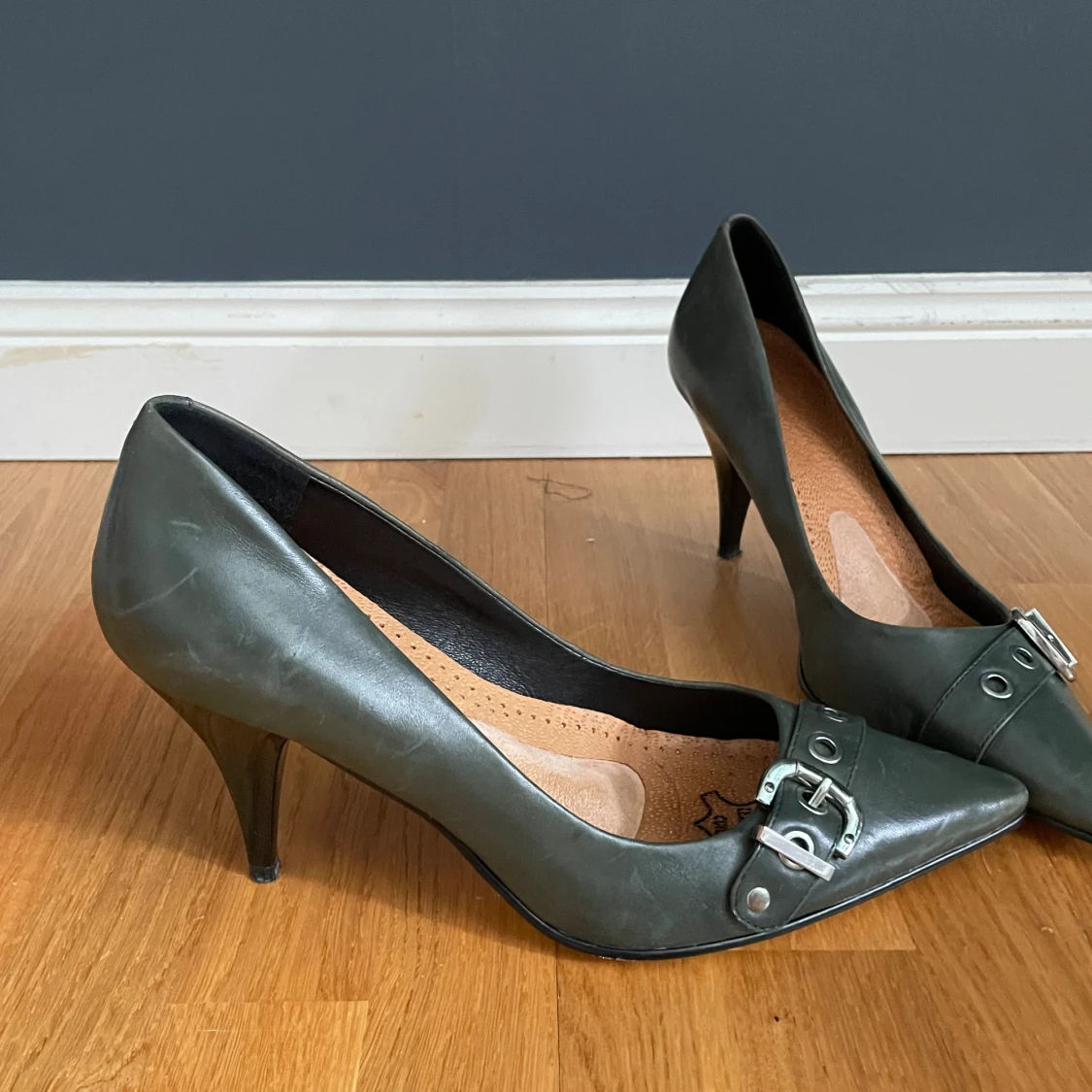Mörkgröna klackar med buckeldetalj  - 90
