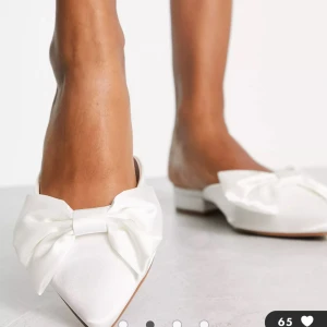 Vita spetsiga skor - Så fina skor, ”slip ins” med rosetter fram😍perfekta nu till sommaren, säljer då de tyvärr va lite stora på mig