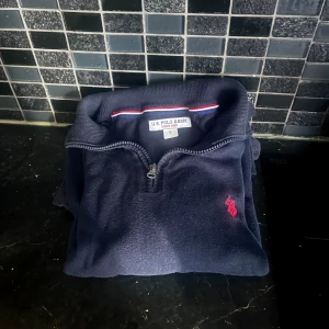 U.S. POLO ASSN - U.S. POLO ASSN halvzip långärmad som påminner väldigt mycket om Ralph lauren. Den är väldigt snygg och inte använd så mycket. Skick 8/10
