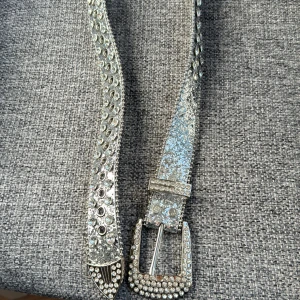 Silvrigt skärp - Ca 1m lång ❤️ Använts 1 gång