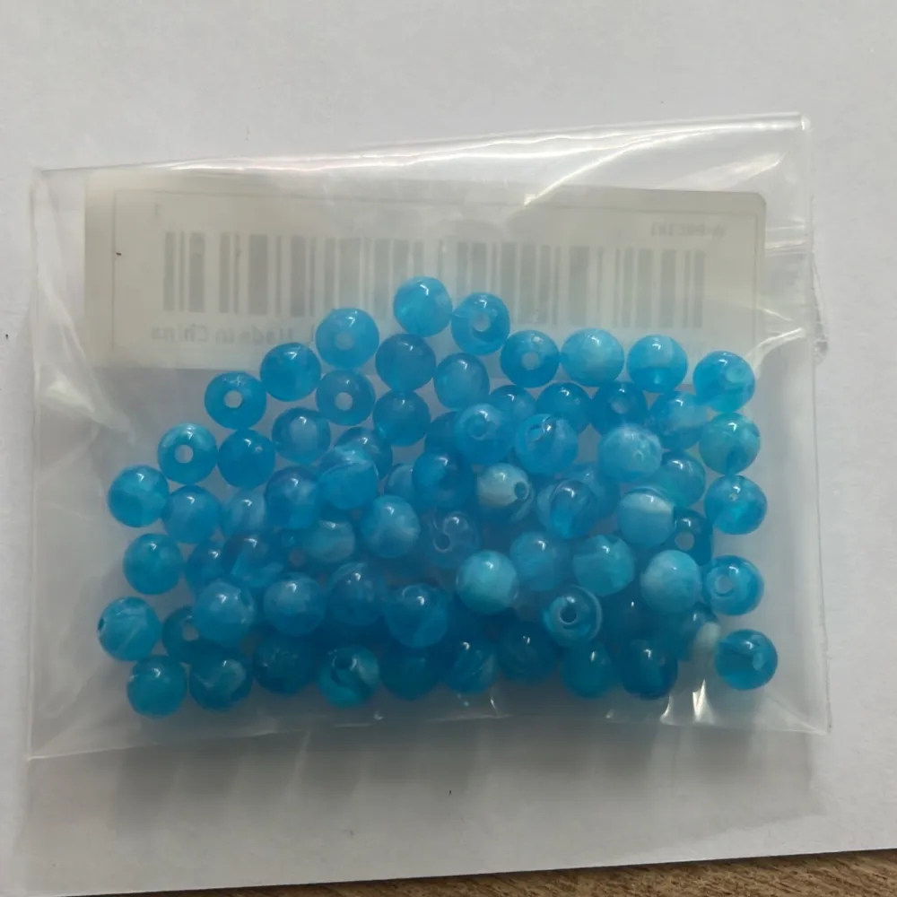 Pärlor som är Ljusblåa cirka 80 stycken  . Accessoarer.