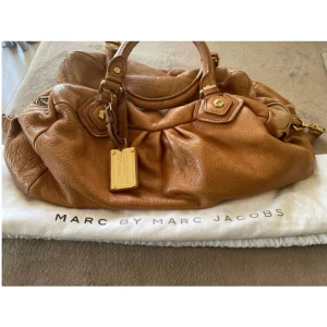 Marc Jacobs väska  - Säljer denna supersnygga Marc Jacobs väska. Använt skick men inget som stör