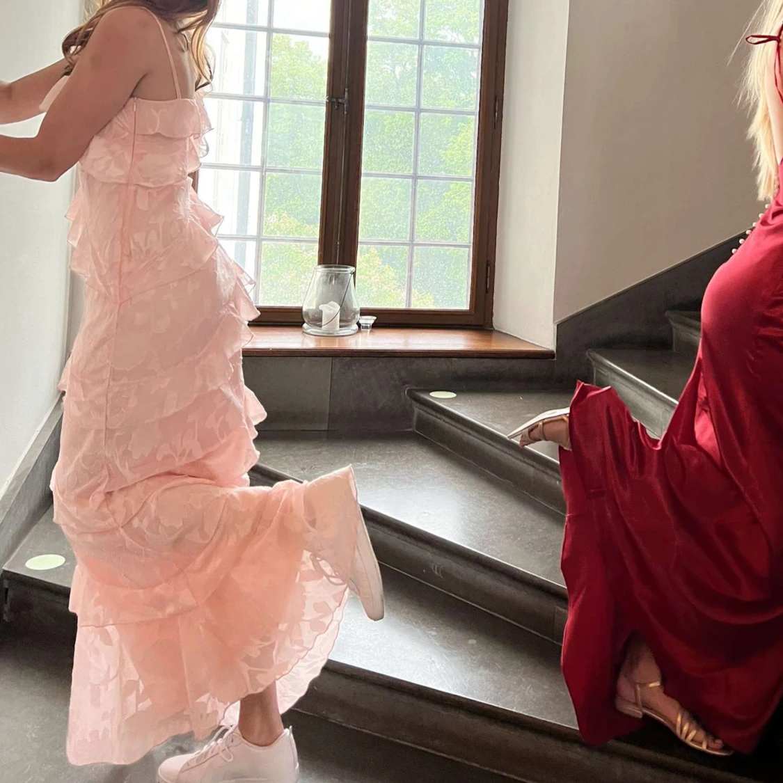 Ljusrosa volangklänning - 90