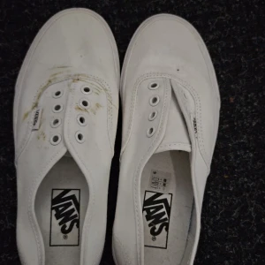 Vita vans - Vita vans me gräsfläck ( syns på bild ) använda en gång på en kväll, ej testat ta bort fläckar men borde inte va några problem. Finns ej snören