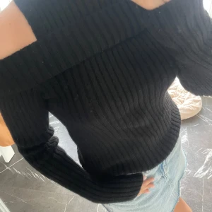 Snygg stickad tröja från Nakd - Så snygg och unik svart stickad tröja från Nakd i storlek M