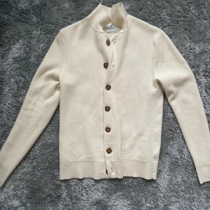 John Henric cardigan - Skjukt snygg John henric grisch cardigan  Old money typ av tröja Size S men sitter mindre 