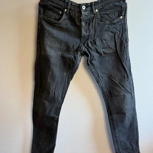  Svarta skinny jeans i använt skick -  Säljer de de är för små 