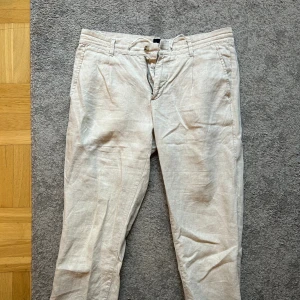 Linnebyxa Bondelid - Rensar ur garderoben inför kommande flytt, därav en massa grejer som ska säljas. En klassisk linnebyxa från bondelid, riktigt sköna och fina i passformen.