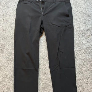 Kostymbyxa Lindbergh - Rensar ur garderoben inför kommande flytt, därav en massa grejer som ska säljas. Ett par svarta kostymbyxor från Lindbergh i storlek XL, sitter mer som en L skulle jag säga.