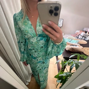 Adooreklänning  - Säljer en Positano klänning från Adoore i mint green💚 perfekt till midsommar 🌸🫶🏼 helt oöppnad då jag beställde två olika storlekar ☺️ obs slutsåld på hemsidan!!! Nypris 1695🌸