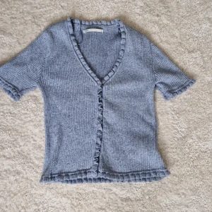 Stickad topp - Jätte gullig stickad topp från Only använd fåtal gånger. Köptes 2023. Ribbstickad blå med detaljer😇