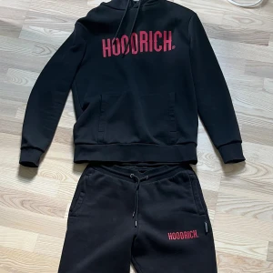 Hoodrich dress - Säljer denna super fina hoodrich dressen då den inte används längre . Nypris 735 kr för hoodie och 665 kr för byxorna . Köpt på hoodrich hemsida. 