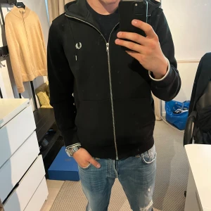 Fred Perry zip hoodie - Zip hoodie från Fred Perry, väldigt skön och nyskick.