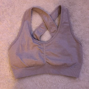Sport BH - Lila sport bh i mycket fint skick som tyvärr inte kommit till användning!