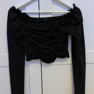 Svart topp - Super söt svart topp i mycket bra skick!