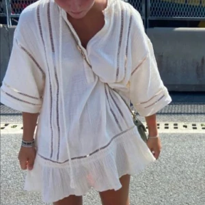 Strandklänning hm - Så sjukt najs klänning från h&m, använd ett par få gånger, nypris 499