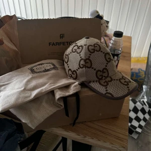 Gucci keps ”äkta” - Endast haft den i två veckor, köpte den som present till min kille men den va för liten, kvitto finns och box finns. Pris kan diskuteras 