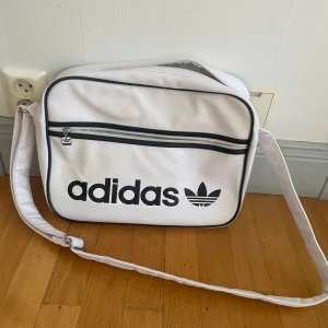 Vit adidas väska  -  Vit väska adidas