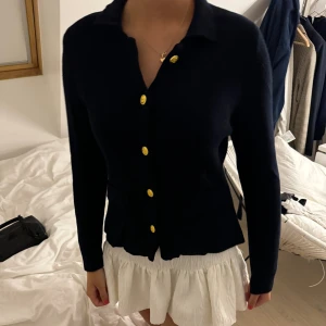 Kofta - Stilren och snygg kofta från Zara! Bara använd en gång💕