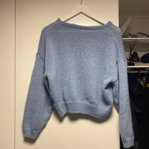 Stickad tröja  - Helt ny blå, stickad, kroppad tröja från SHEIN. Super skön men lite för kort för mig. Köpt för 140kr