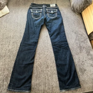 True religion jeans  - 🔻inga bilder på pga små🔻 Jeans från trueys som är i fint skick 🩷Midjebredd är 35 cm och innerbenlängd är 81 cm📏