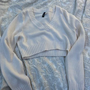 Tröja  - Köpte tröjan här på Plick och den är ifrån h&m, han använt den 1 gång själv och den är i bra skick 