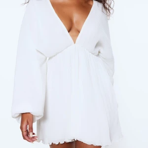 Vit Klänning  - Jag säljer nu den här jätte söta vita klänningen från NAKD som nästan är helt omöjlig att få tag i och som är helt perfekt att ha nu till sommaren🌸😍💞🙌🏻🌊☀️Klänningen passar mig som brukar ha storlek XS/S men skulle även passa en M✨Bra skick!!