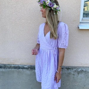 Sommarklänning - En otroligt söt sommarklänning, perfekt till midsommar!🩷🌸aldrig använd och lapp sitter kvar 🩷  OBS! Alla saker som köps innan 17 skickas samma dag när du köper hos mig!🩷