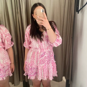 Rosa Zara klänning - Jättte fin och söt klänning från Zara med rosa och lila mönster!!