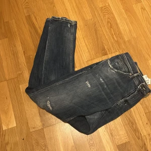 Dondup jeans - Ett par fina dondup jeans i st 32  Har använts väl och därför priset. Skriv om ni har någon annan fråga gällande byxorna. 