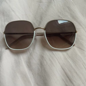 Prada solglasögon - Äkta Prada solglasögon perfekta för sommaren 😎 Fodral är borta och pris kan diskuteras 