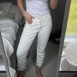 Vita jeans i mom fit. Endast testade 💕