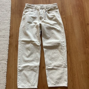 Vita HM byxor  - Används fåtal gånger och är fortfarande som nya. 