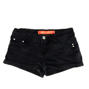Svarta lågmidjade mini shorts - Små i storleken passar en xs, jätte bra skick, vintage, säljs pga för liten