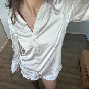 glansig skjorta - fin glansig skjorta från hm, aldrig använd. xs men passar även s🤍