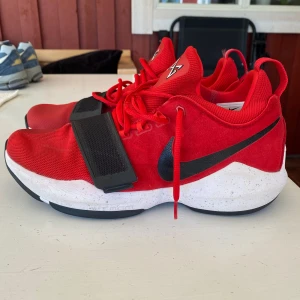Nike Pg 1 basketskor - Hej, säljer mina Nike Pg 1 då de var för stora. Det är storlek 44 men de sitter som 43. De är sparsamt använda och svåra att få tag på idag.   Tveka inte att höra av dig om du har frågor!