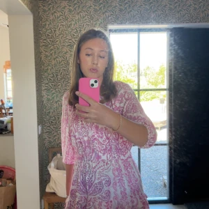 Klänning  - Så fin klänning från zara, säljer då jag inte får användning av den💕