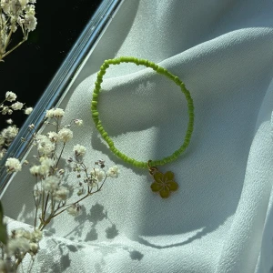 Handgjort armband 🤍 - .