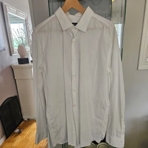 Hugo boss  - Fint skick Vit skjorta slim fit 46 i halsen . Tror det motsvarar xl Katt finns I hemmet. Nypris 1299 kr