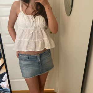 Sommartopp - Jättefin vit somrmrig topp, köpt från Schein ordinarie pris 130, slutsåld på hemsidan, är i bra skick💕