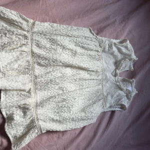 Zara blus - Zara tröja, sparsamt använd. Passar xs.