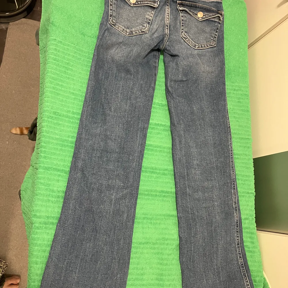 Jeans 90’s bootcut, short length, från Lager 157 i en fin blå färg.. Jeans & Byxor.