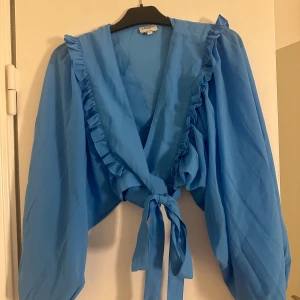 Blus - Fin blus från NA-KD x Misslisibell. Använd 2-3 gånger. Kortare variant (magtröja). 