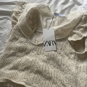 Säljer en super fin zara topp helt ny - Super bra skick,strl s,xs passar även en xxs om man vill ha den lite overzize helt ny