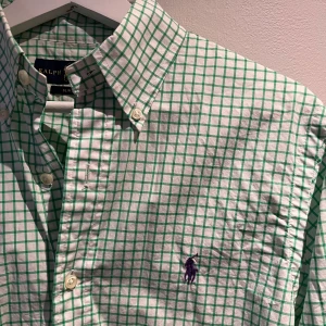 Ralph Lauren rutig skjorta - Rutig klassisk skjorta från Ralph Lauren.  Sparsamt använd (kanske vid 10 tillfällen).   Storlek: S, slimfit. Passar dig runt 180 lång.