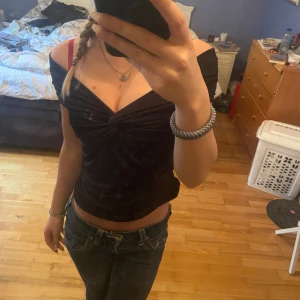 Vero moda topp - Säljer denna superfina toppen från vero moda! Bara använd ett fåtal gången, inga defekter. Säljer pga den inte kommer till användning. Kontakta om du har några frågor!🤍