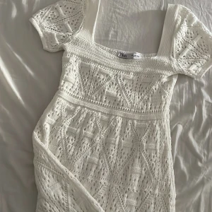 Virkad klänning Zara -  Vit virkad klänning från Zara, i S. Använd en gång och är i mycket gott skick. Säljer pga för stor. Pris kan diskuteras vid snabb affär.
