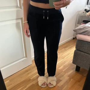 Juicy Couture i mörk blå💕 - Säljer mina juicy Couture, mörk blå i storlek S💕var tvungen att sy upp dem lite grann i längden. Sitter vid mina anklar då jag är 170. Annars är byxorna i perfekt skick. 